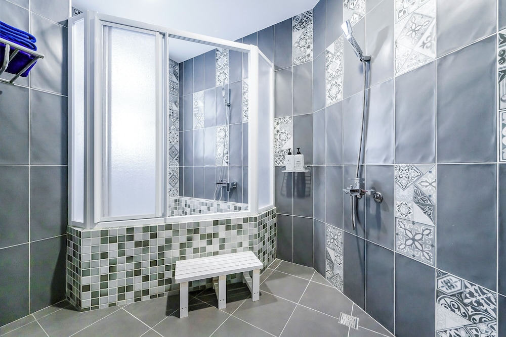 Standard Quadruple Room - Photo 8