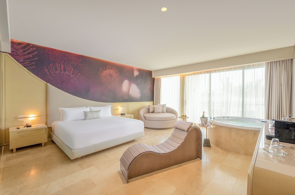 Seductive Tropical View Jacuzzi Suite - The Eden Section photo 3
