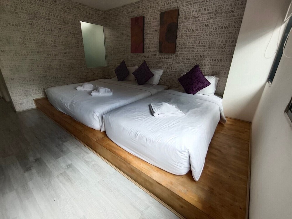 Family Room - Photo 2