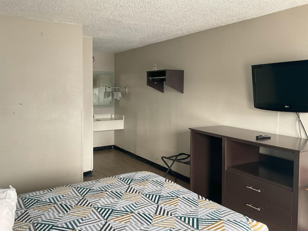 Standard Room, 1 King Bed, Non Smoking, Refrigerator & Microwave - Photo 3