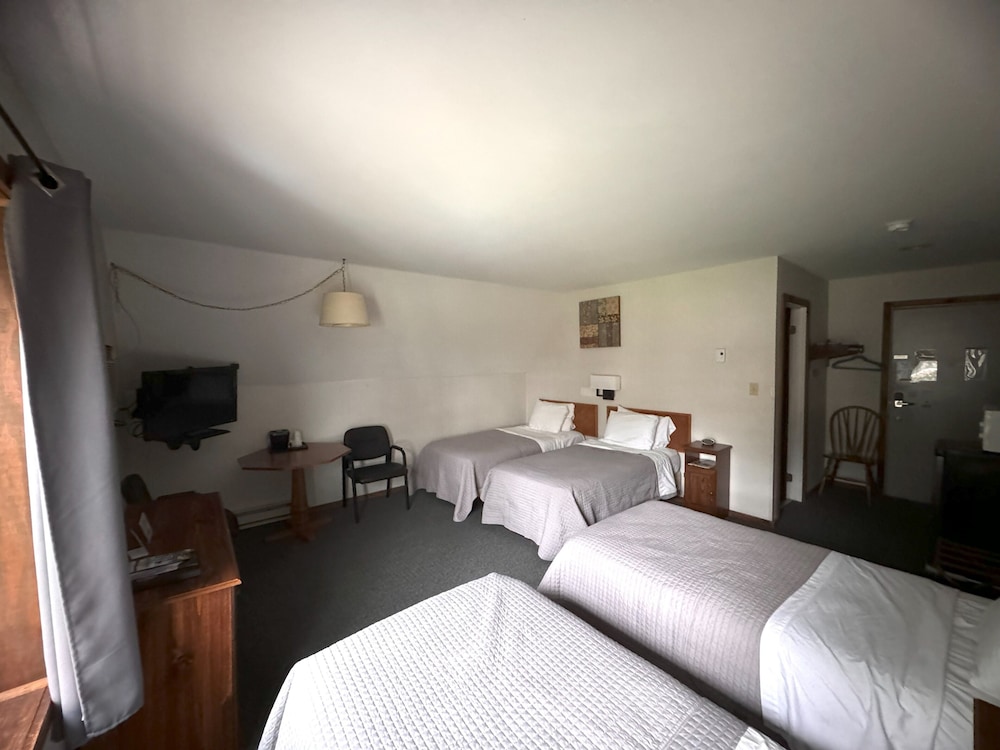 Room, 4 Twin Beds (Second floor, stairway access only) photo 1