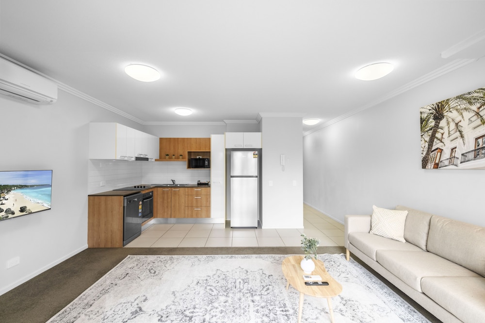 1 Bedroom Apartment on Broadwater photo 3