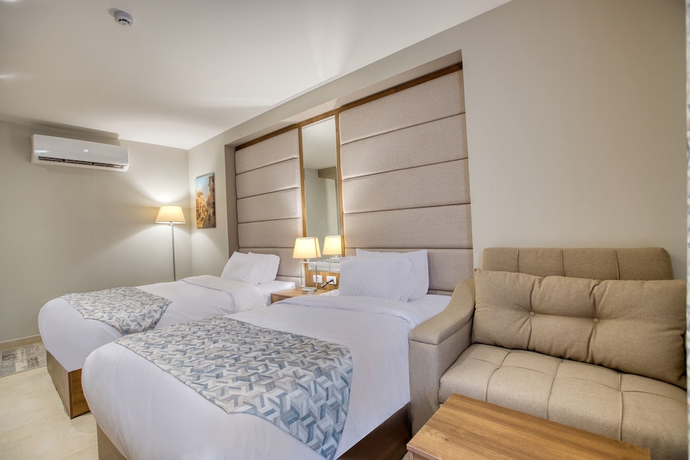 Twin Room with City View - Photo 10
