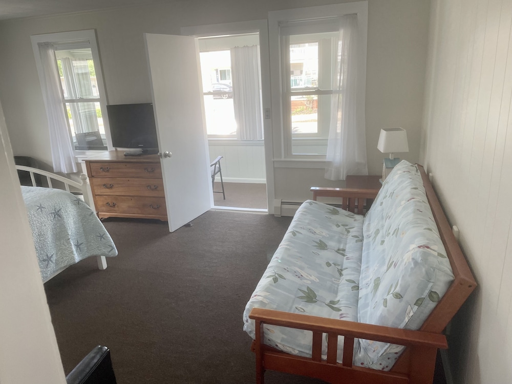 Apartment #6 - 1 bedroom, full kitchen, 2 baths, enclosed front porch, 1st floor photo 1