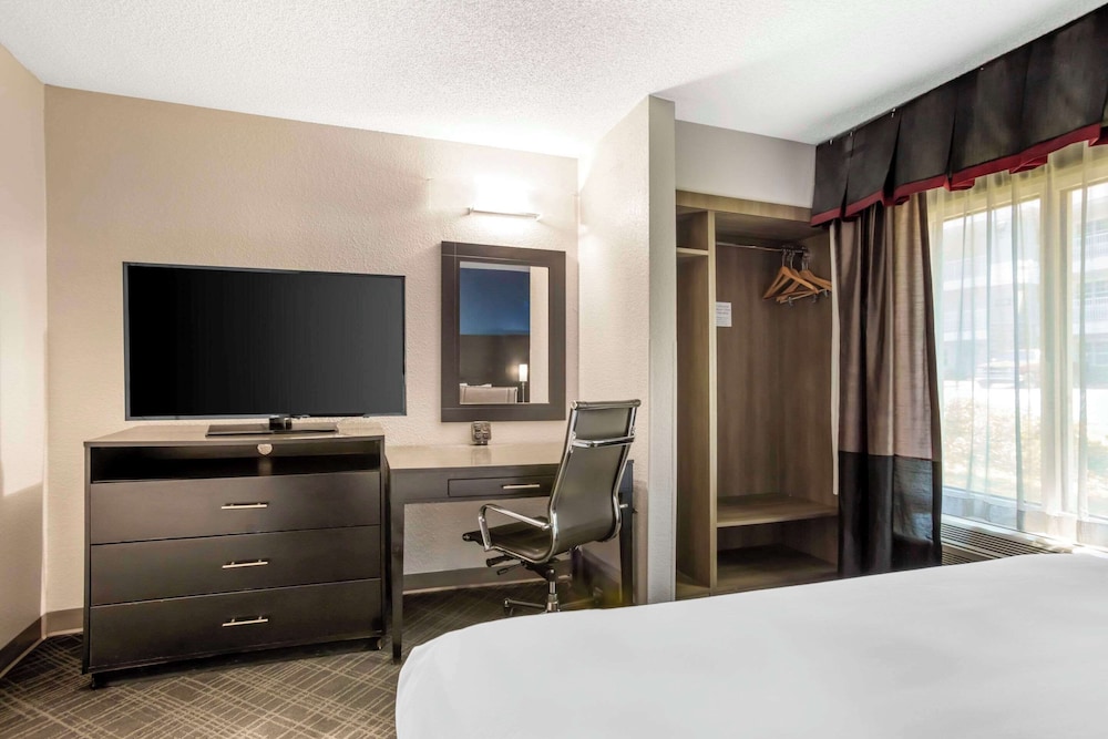 Suite, 1 Double Bed with Sofa bed, Accessible, Non Smoking (Roll In Shower) - Photo 4