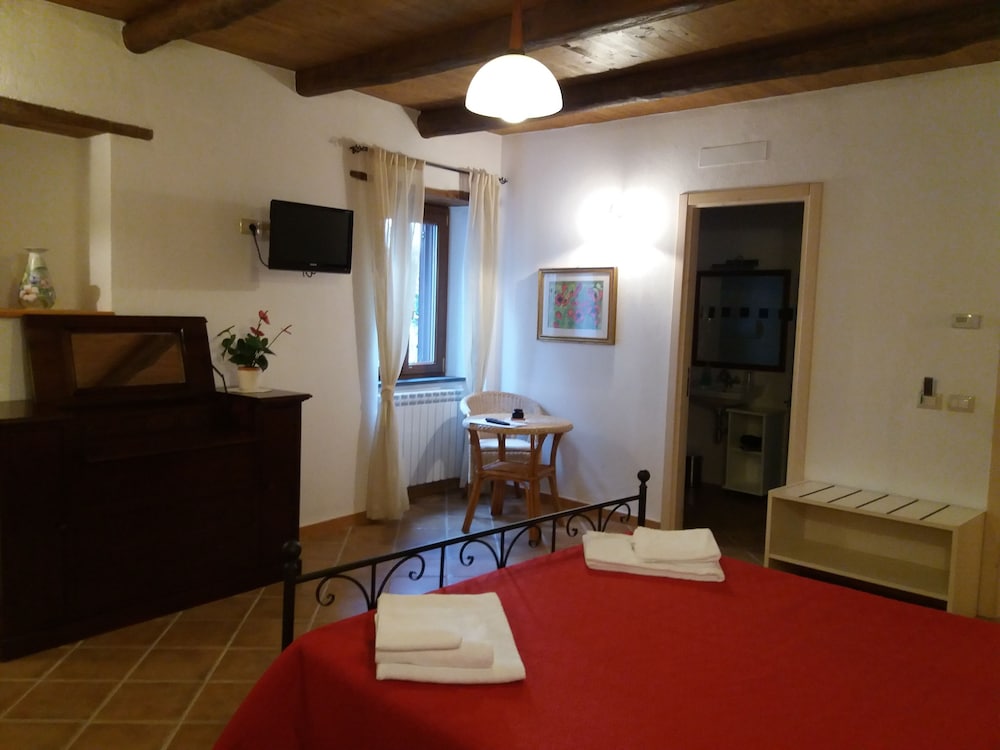 Double Room (2 Adults + 1 Child) - Photo 3