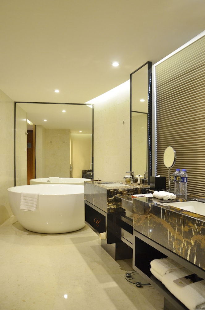 Deluxe Suite, 1 King Bed - Photo 5