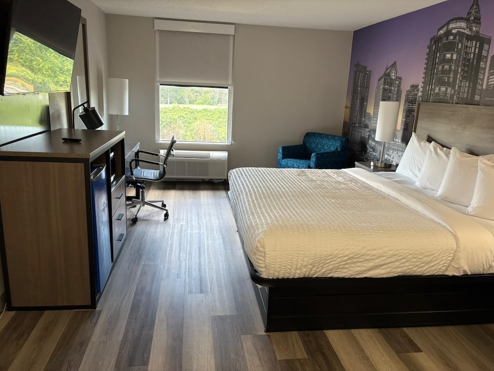 Standard Room, 1 King Bed, Non Smoking - Photo 6