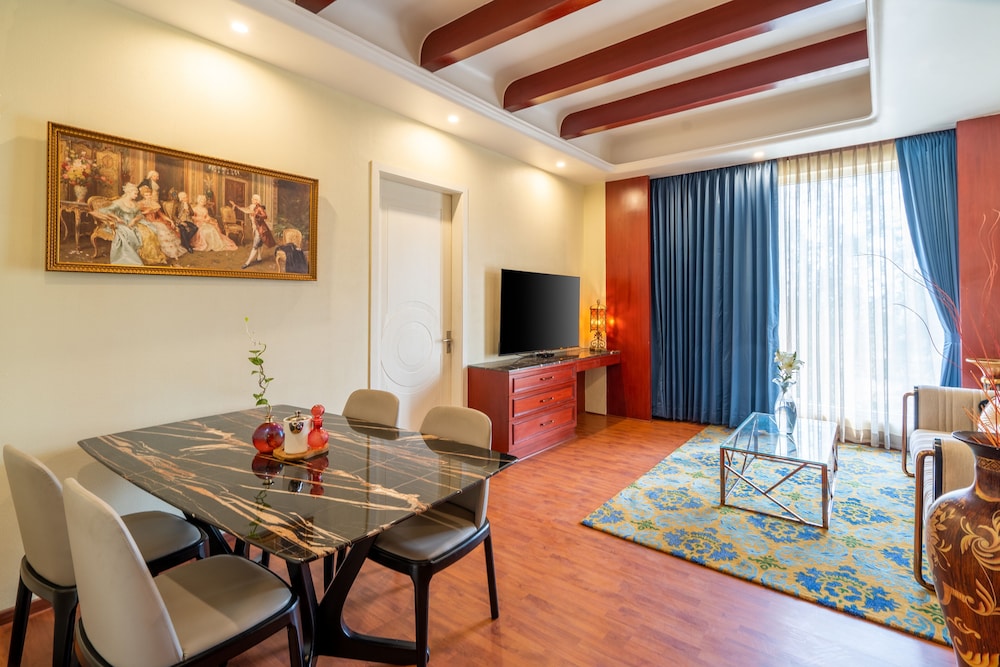 Royal Suite - Photo 2