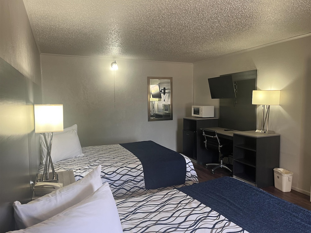 Standard Room, 2 Queen Beds, Non Smoking, Refrigerator & Microwave photo 2