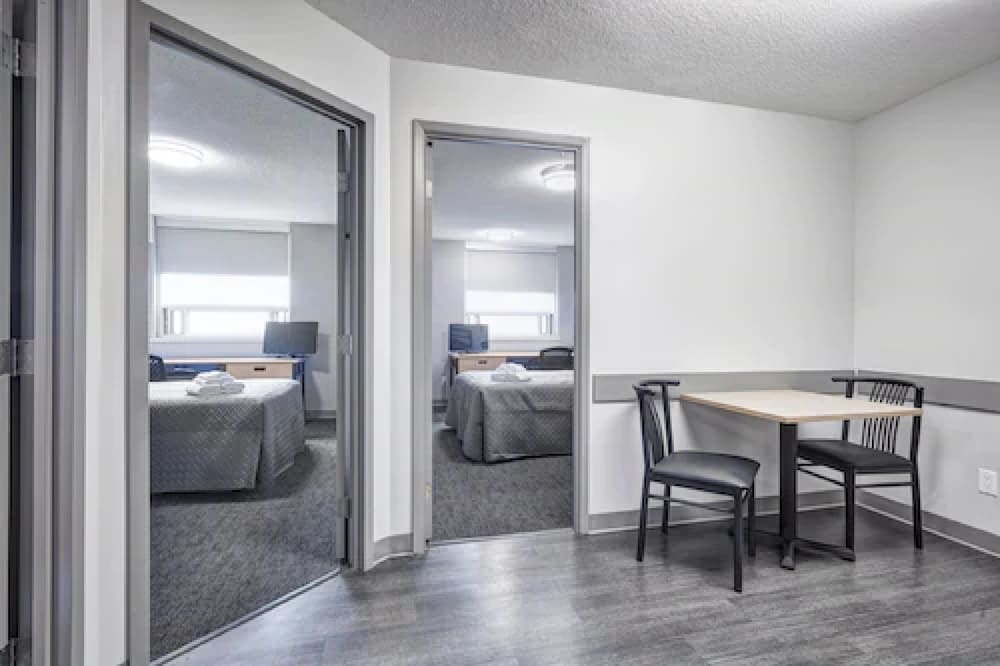 Suite, 2 Bedrooms, Kitchenette - Photo 1