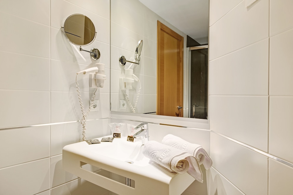 Double Room (Interior) thumbnail 5
