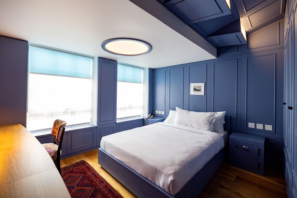 Deluxe Double Room thumbnail 6