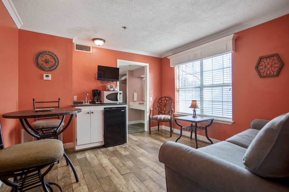 Suite, 1 Bedroom, Balcony, Pool View, Jetted Tub, Non Smoking - Photo 1