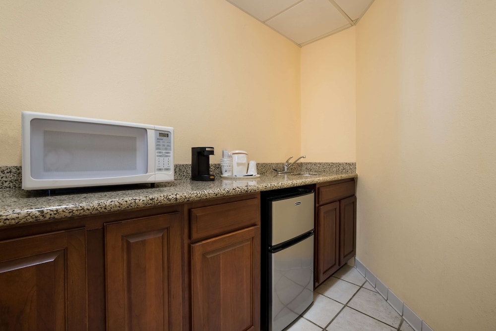 Suite, 1 King Bed, Non Smoking, Jetted Tub - Photo 3