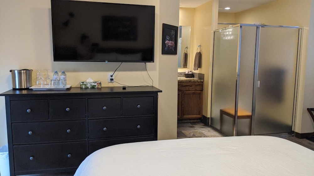 Deluxe Double Room, 1 Queen Bed, Private Bathroom photo 2