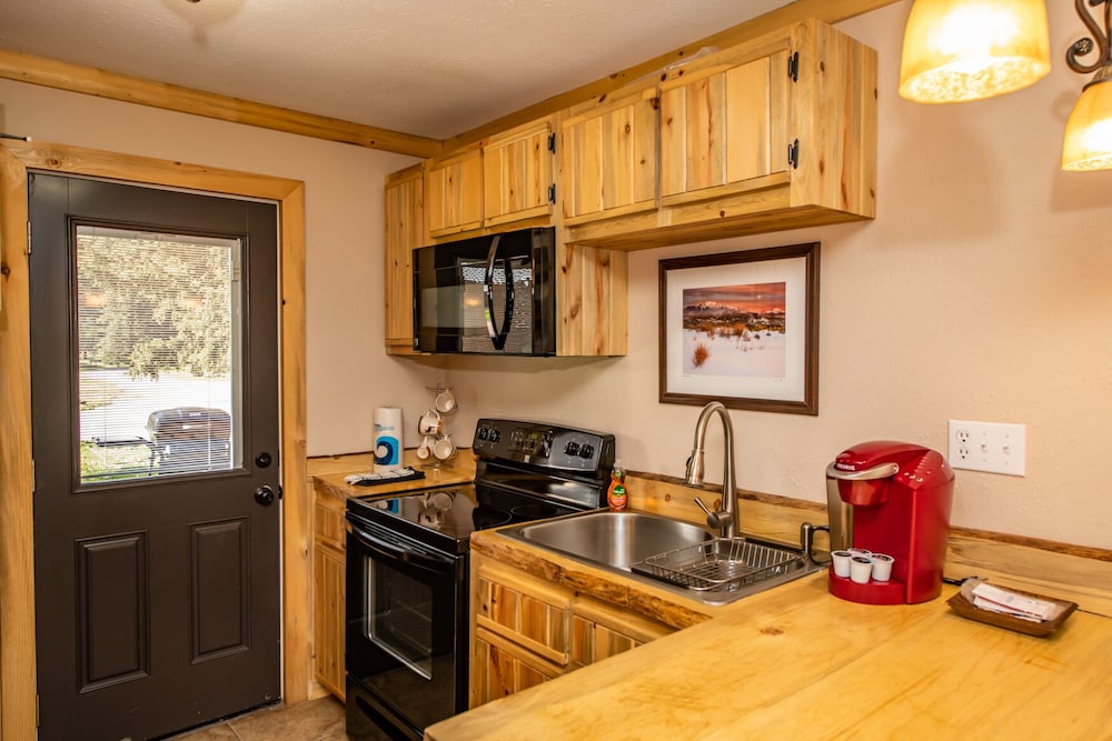 Double Queen Bed,  Kitchen, Walk-In Shower photo 3
