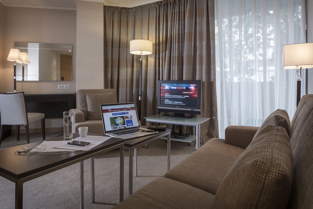 Executive Suite, 1 Bedroom, Non Smoking, Jetted Tub - Photo 6