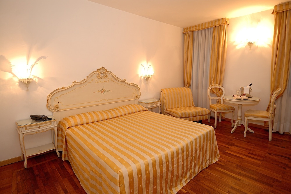 Romantic Double or Twin Room photo 1