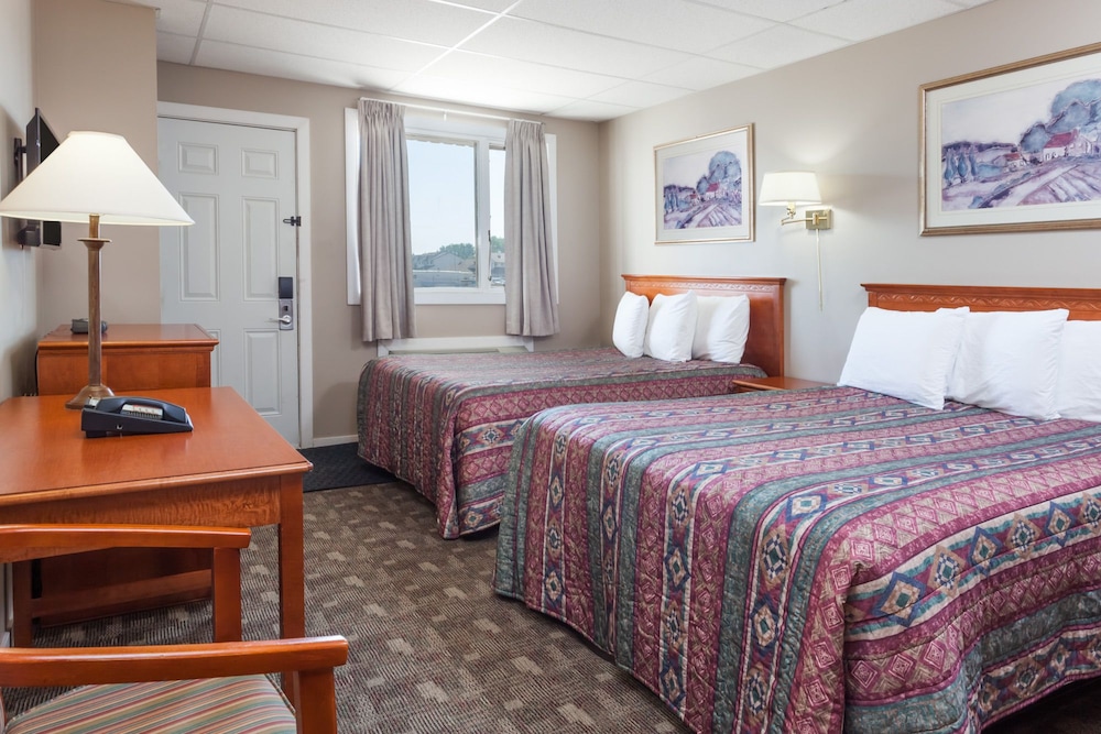 Double Room, 2 Queen Beds, Refrigerator & Microwave photo 3