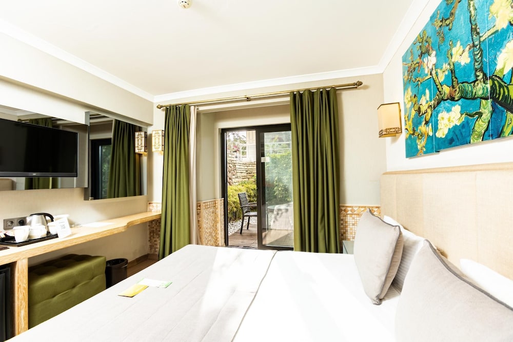 Room, Balcony, Garden Area photo 1