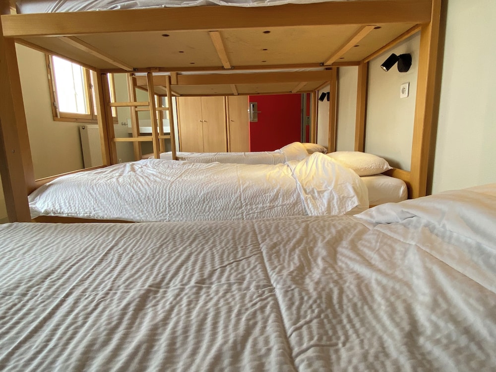 Bed in 6-Bed Female Dormitory with Shared Bathroom photo 1