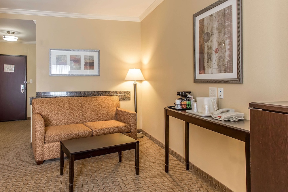 Standard Room, 1 King Bed, Non Smoking - Photo 2