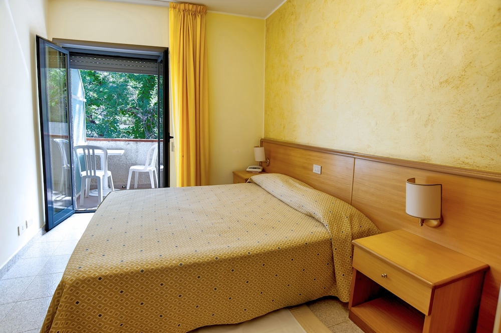 Economy Room, 1 Queen Bed, Private Bathroom, Mountain View photo 2