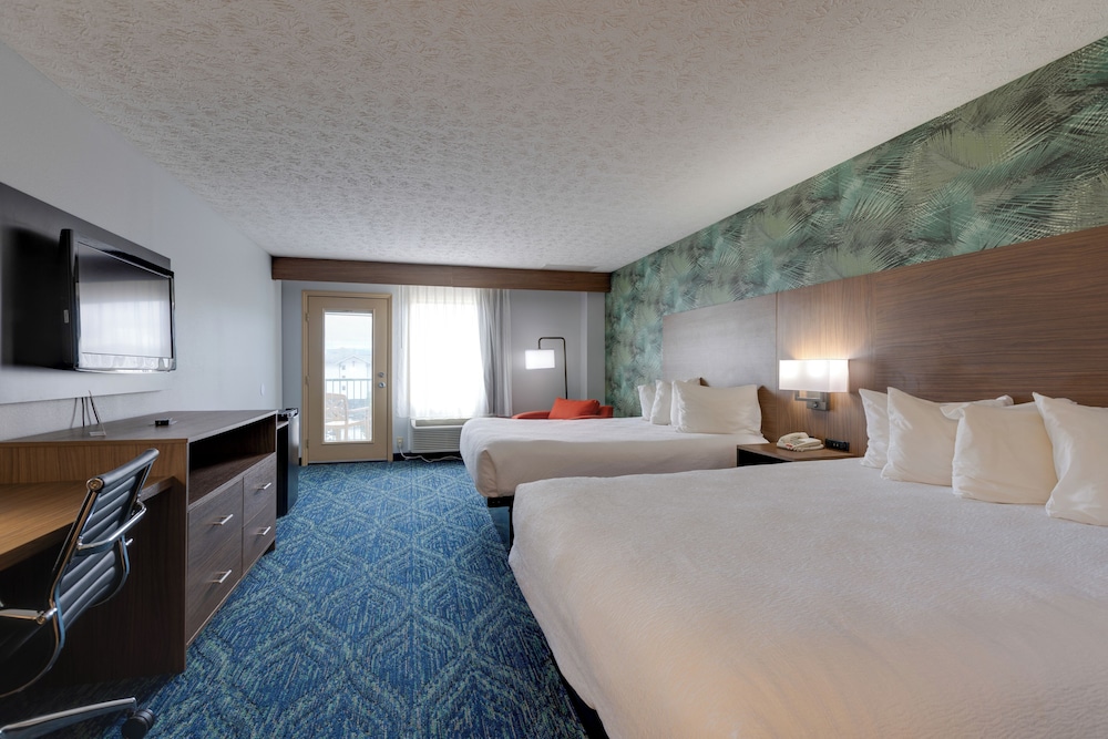 Standard Two Queen Beds, Balcony View photo 1
