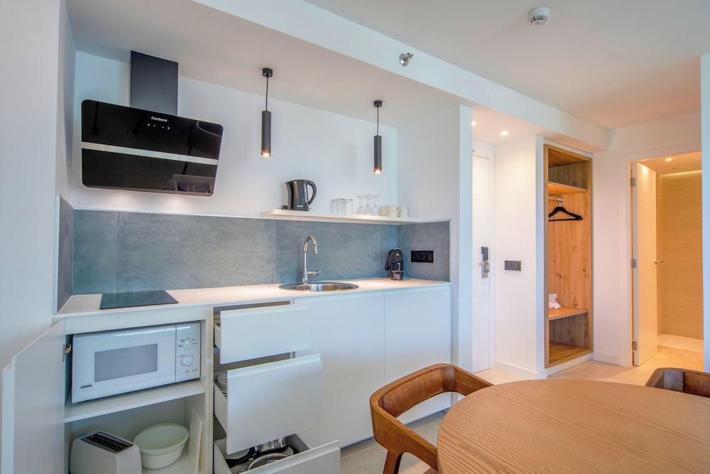 Apartment, Balcony, Sea View (2 Adults + 1 Child) - Photo 4