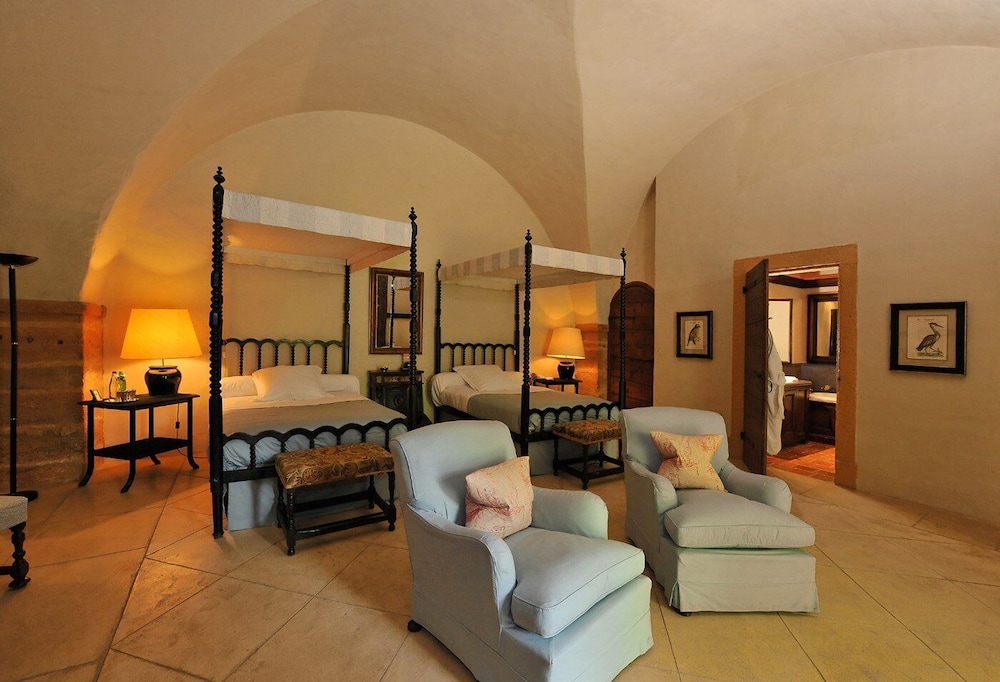 Classic Courtyard Suite, 1 Queen Bed or 2 Single Beds (upon availability) photo 2