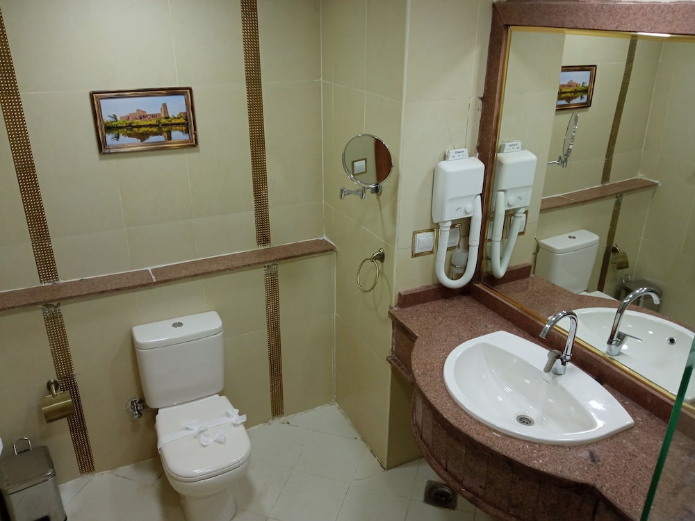 Deluxe Double Room thumbnail 6