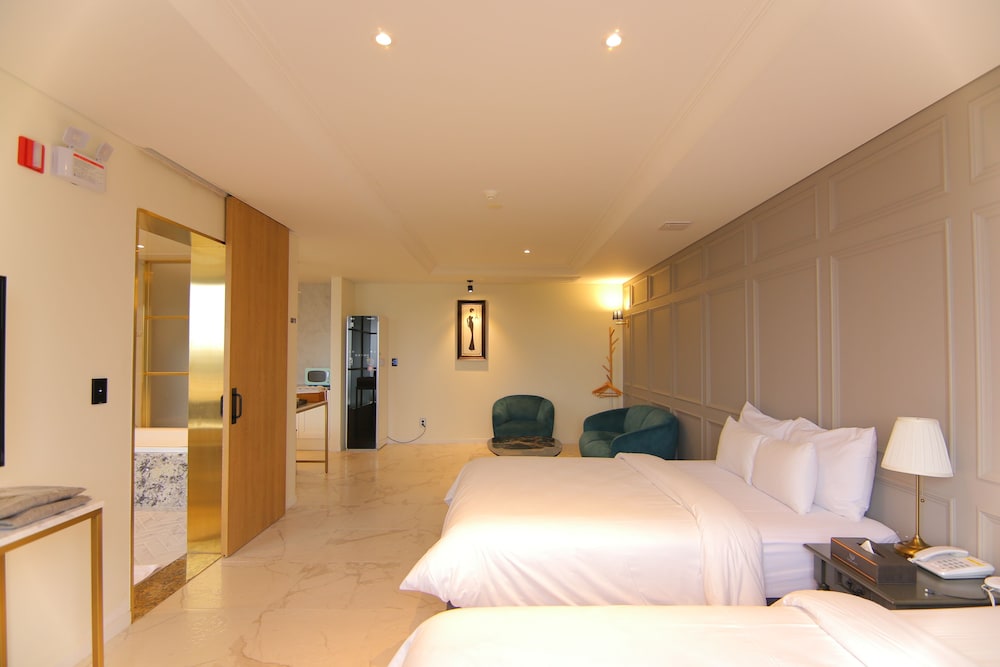 Royal Suite (Private pool fee per night required on spot) - Photo 16