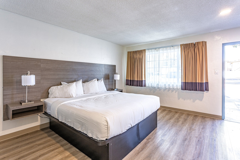 Standard Room, 1 King Bed, Accessible photo 1