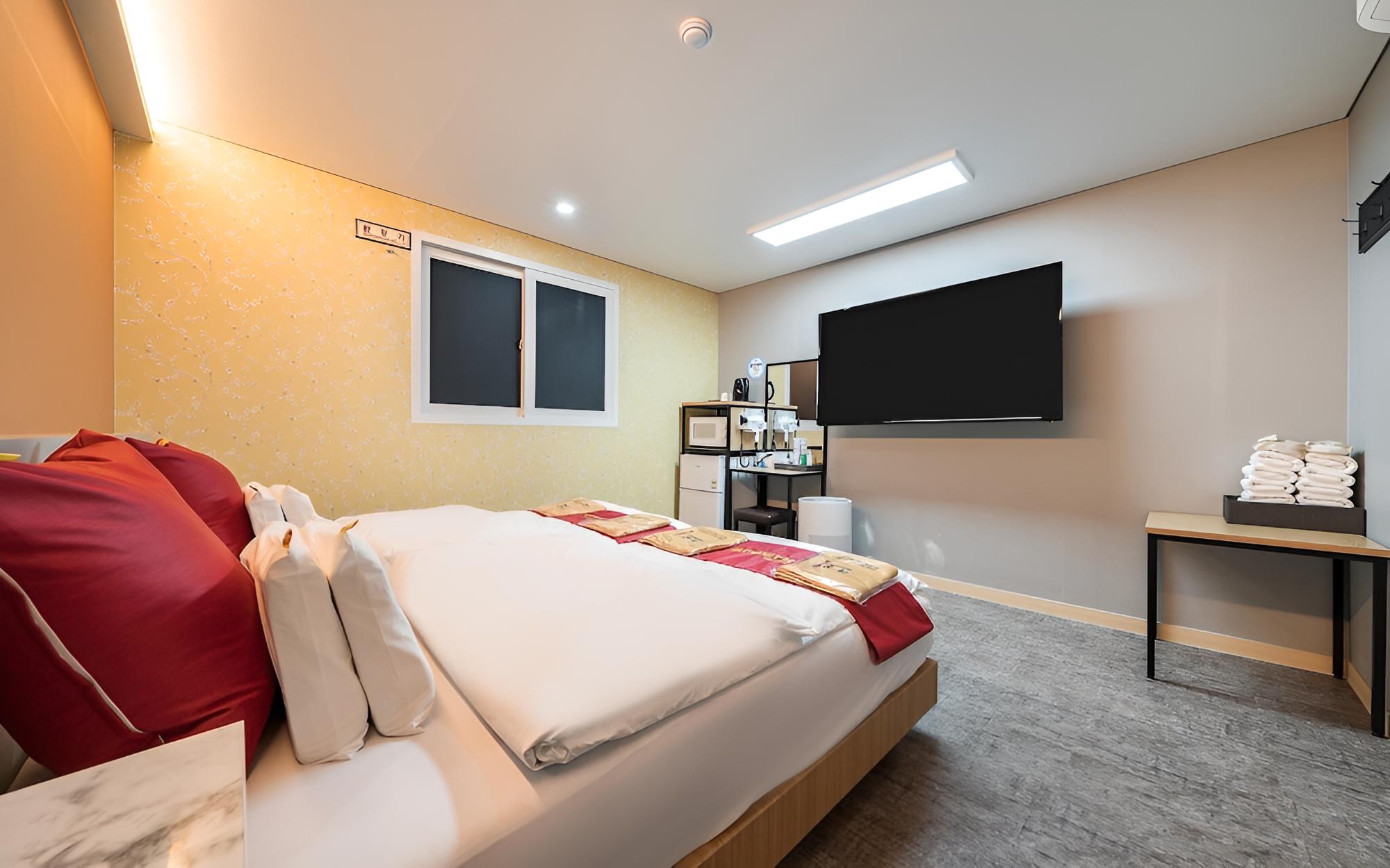Room (4PC For 4 (Netflix)) - Photo 5