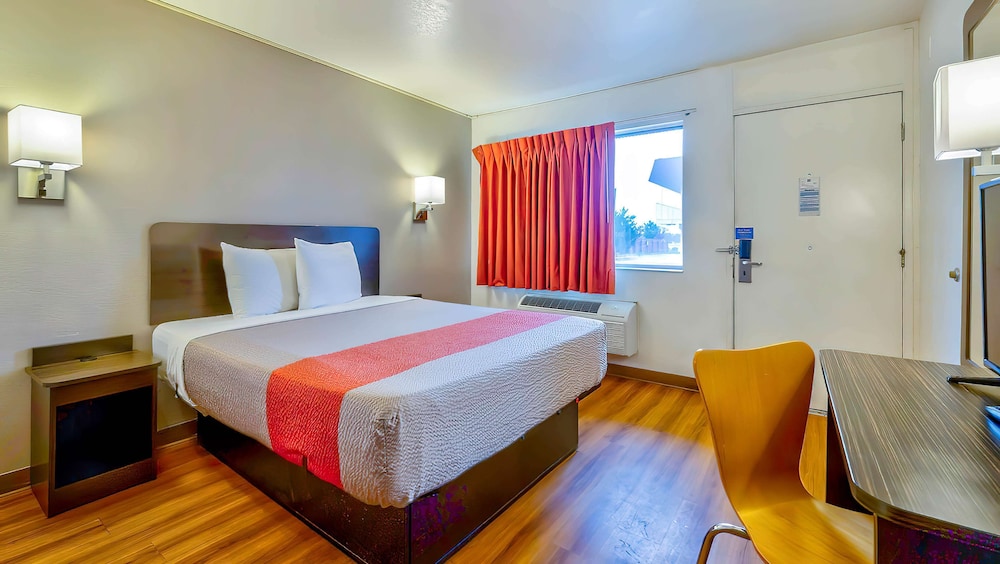 Standard Room, 1 Double Bed, Accessible, Non Smoking photo 3