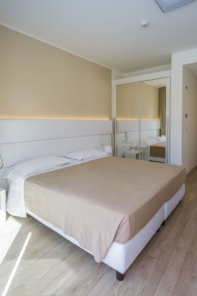 Double or Twin Room (Modern) photo 2