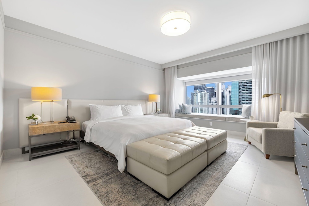 Deluxe Condo, City View photo 2