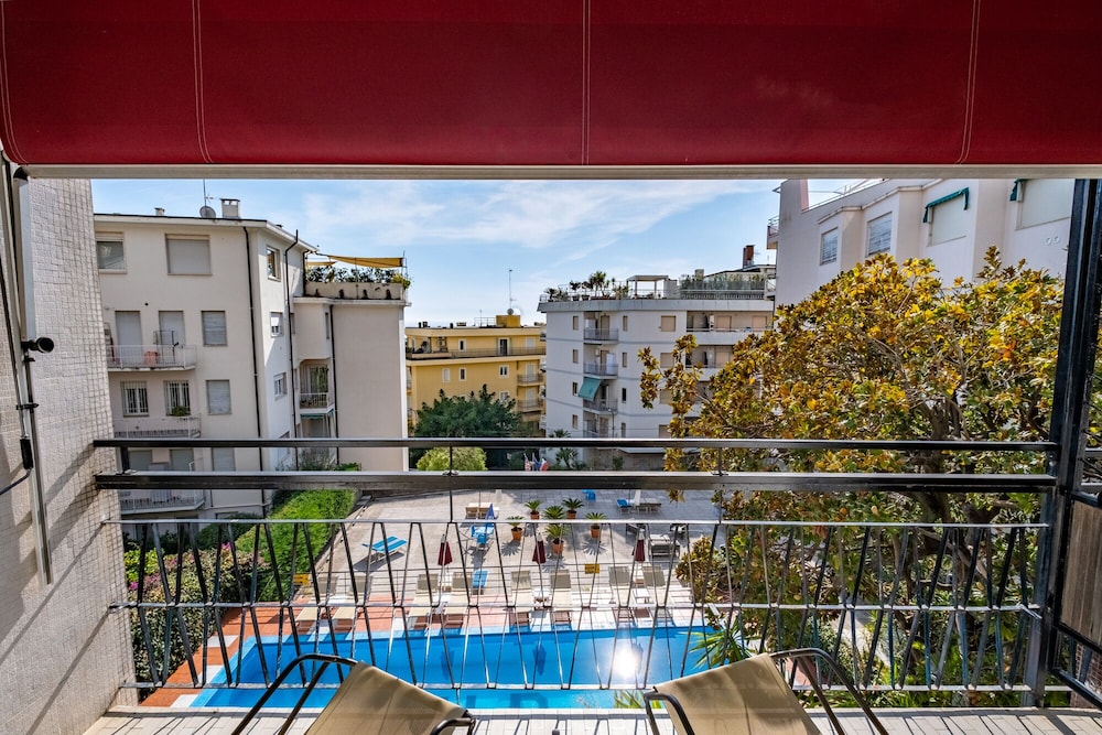 Standard Triple Room, Pool View photo 2