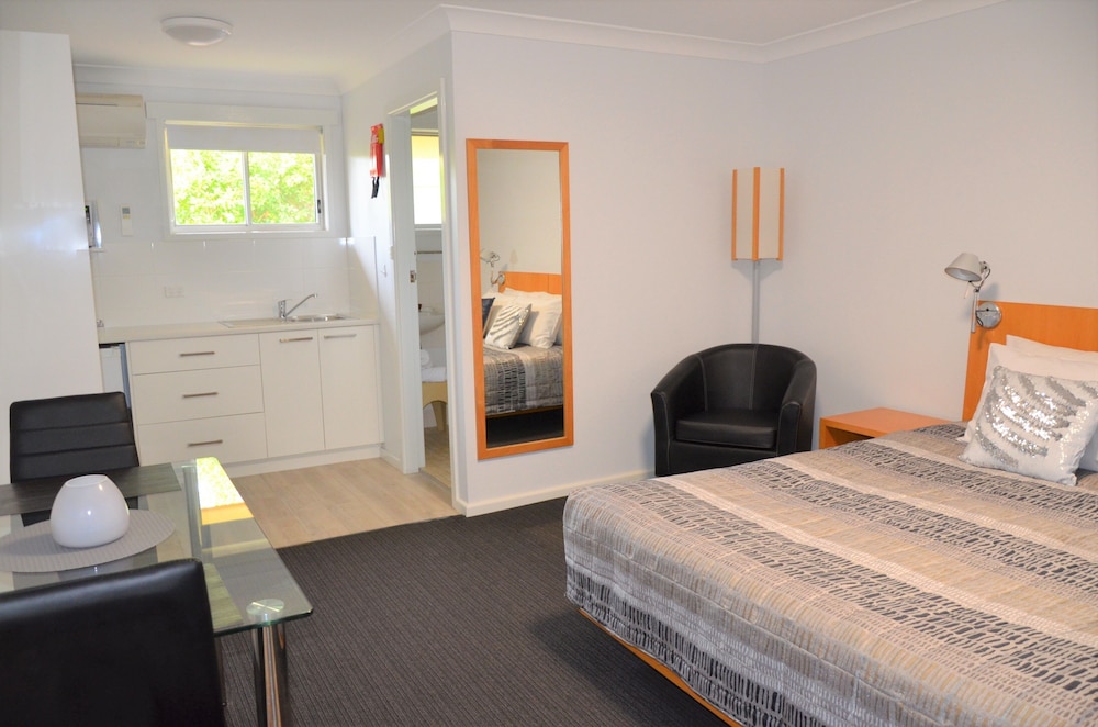Superior Studio, 1 King Bed photo 1