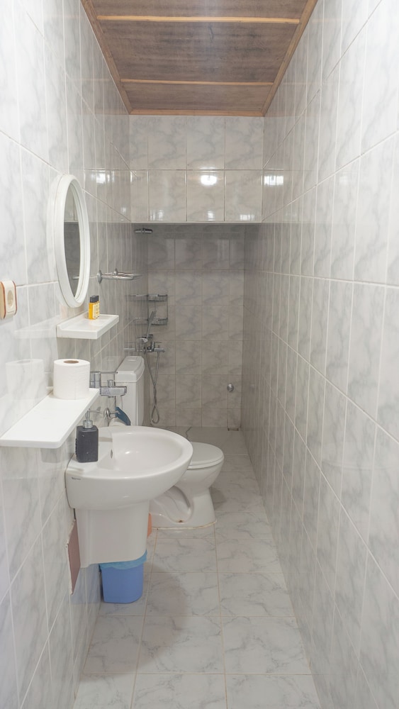 Economy Triple Room photo 2