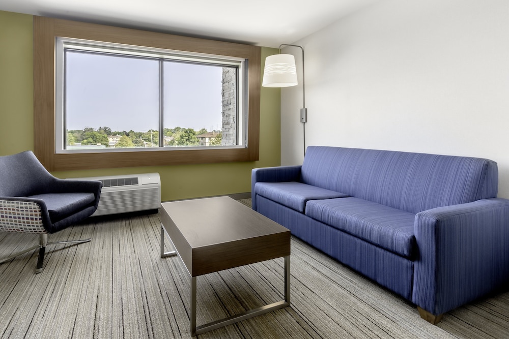 Suite, 1 King Bed, Roll-in Shower (Communications) - Photo 1