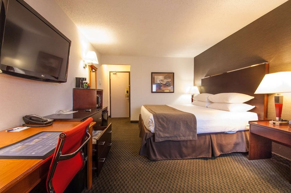 Standard Room, 1 King Bed, Non Smoking, Refrigerator & Microwave (Walk-in Shower) - Photo 1