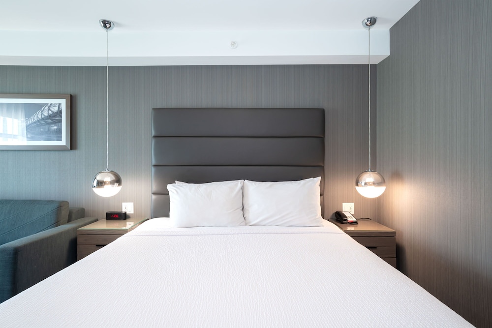 Signature Room, 1 King Bed with Sofa bed thumbnail 5