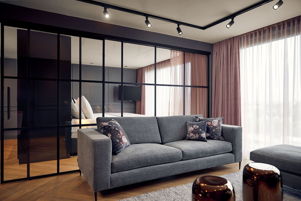 Luxury Suite - Photo 3