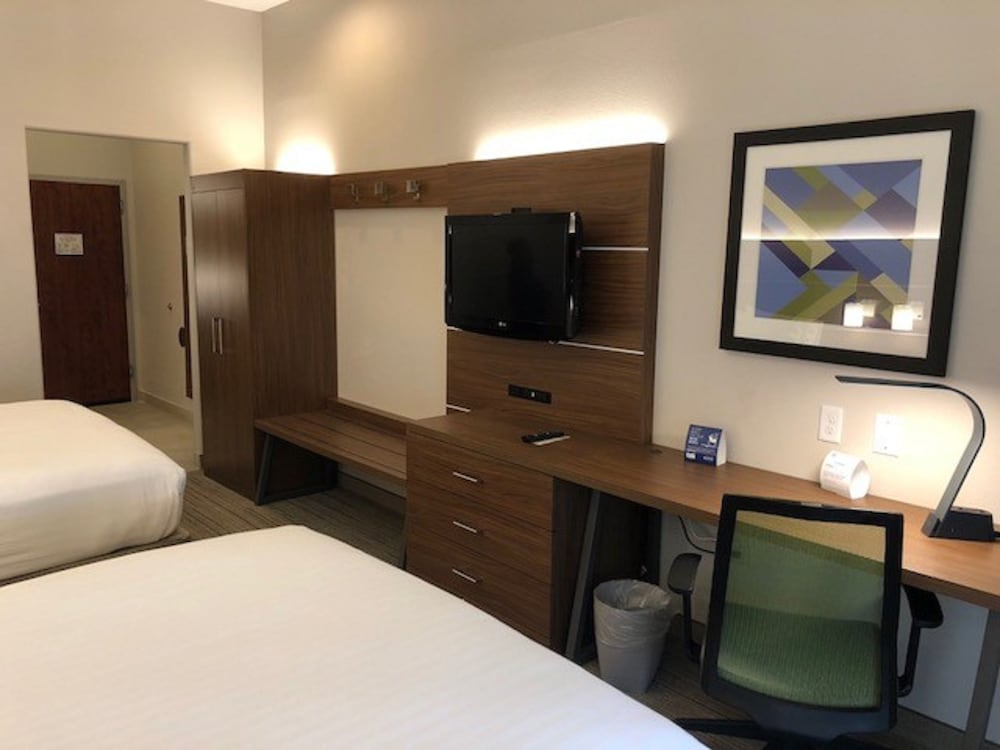 Standard Room, 2 Queen Beds - Photo 7