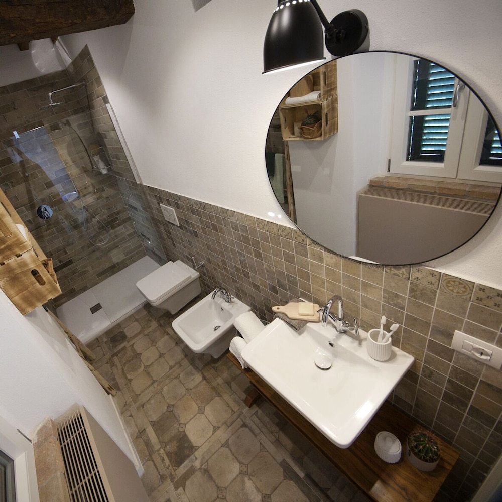 Deluxe Double Room - Photo 9