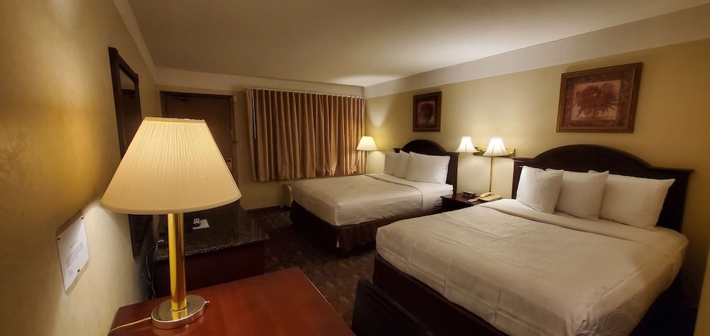 Room, 2 Queen Beds, Non Smoking - Photo 1