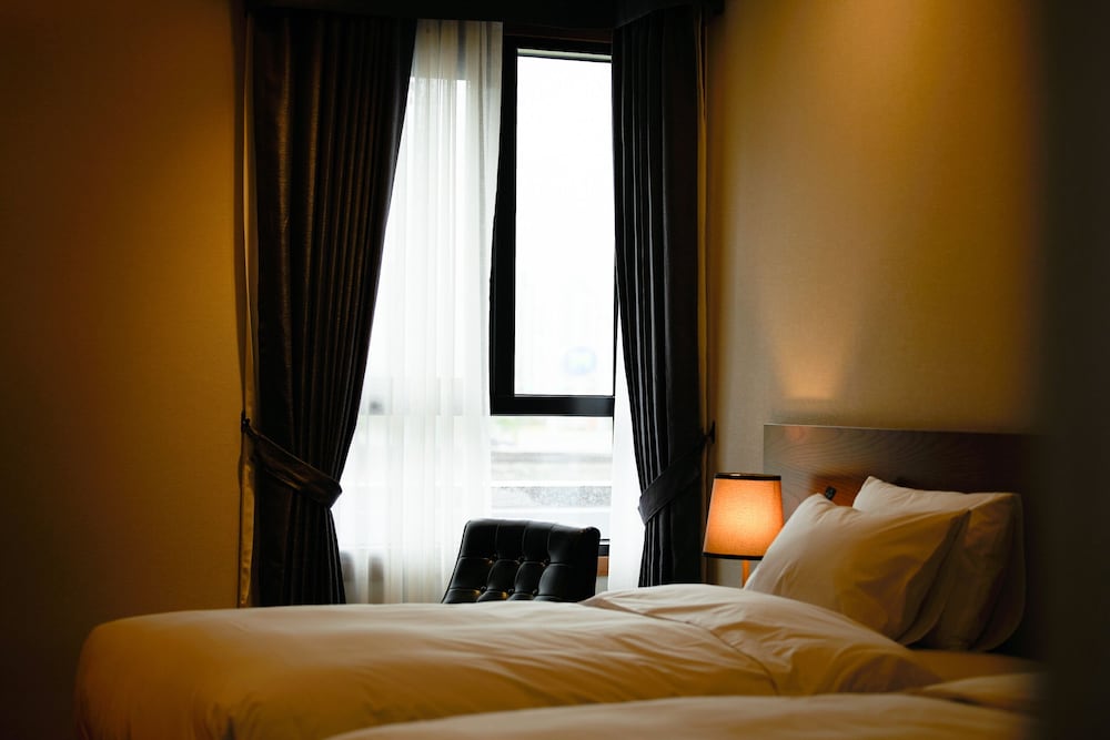 Corner Suite - Photo 2