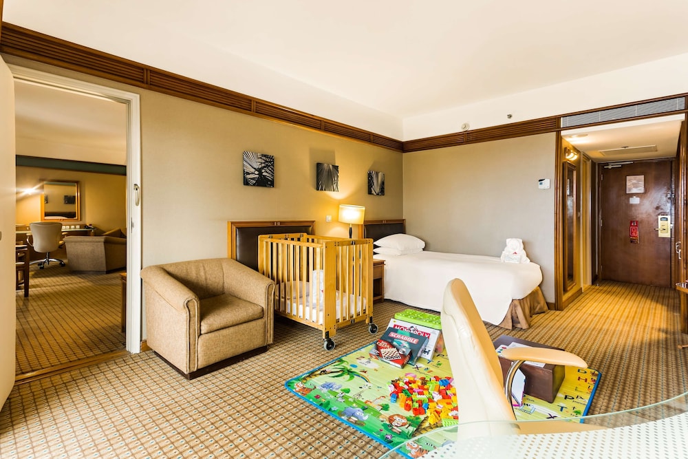 EXECUTIVE FAMILY ROOM - Photo 11